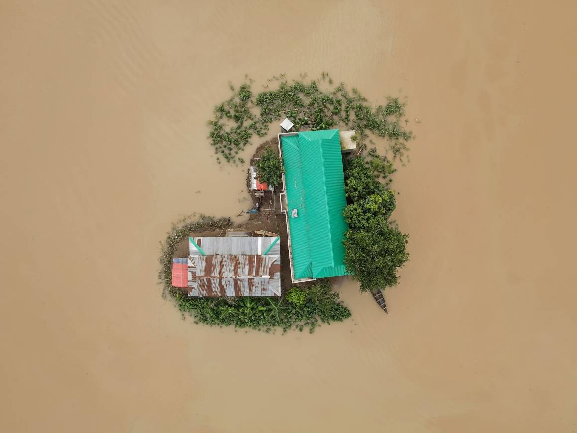 I 2022 har vær- og klimarelaterte katastrofer påvirket millioner og kostet milliarder. Her er ett av finalistbildene i WMOs fotokonkurranse for deres kalender for 2023, som viser en ekstrem oversvømmelse i Sunamganj, Bangladesh. I juni var rundt 94% av Sunamganj og 84% av Sylhet-distriktet under vann. Foto: WMO/Muhammad Amdad Hossain.